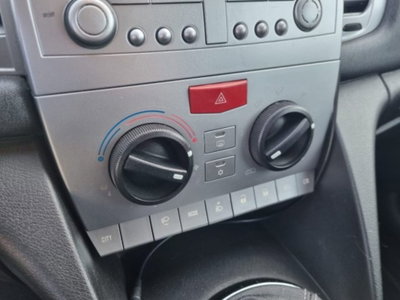 Lancia Ypsilon 1.3 MJT 75 CV Unyca (10)