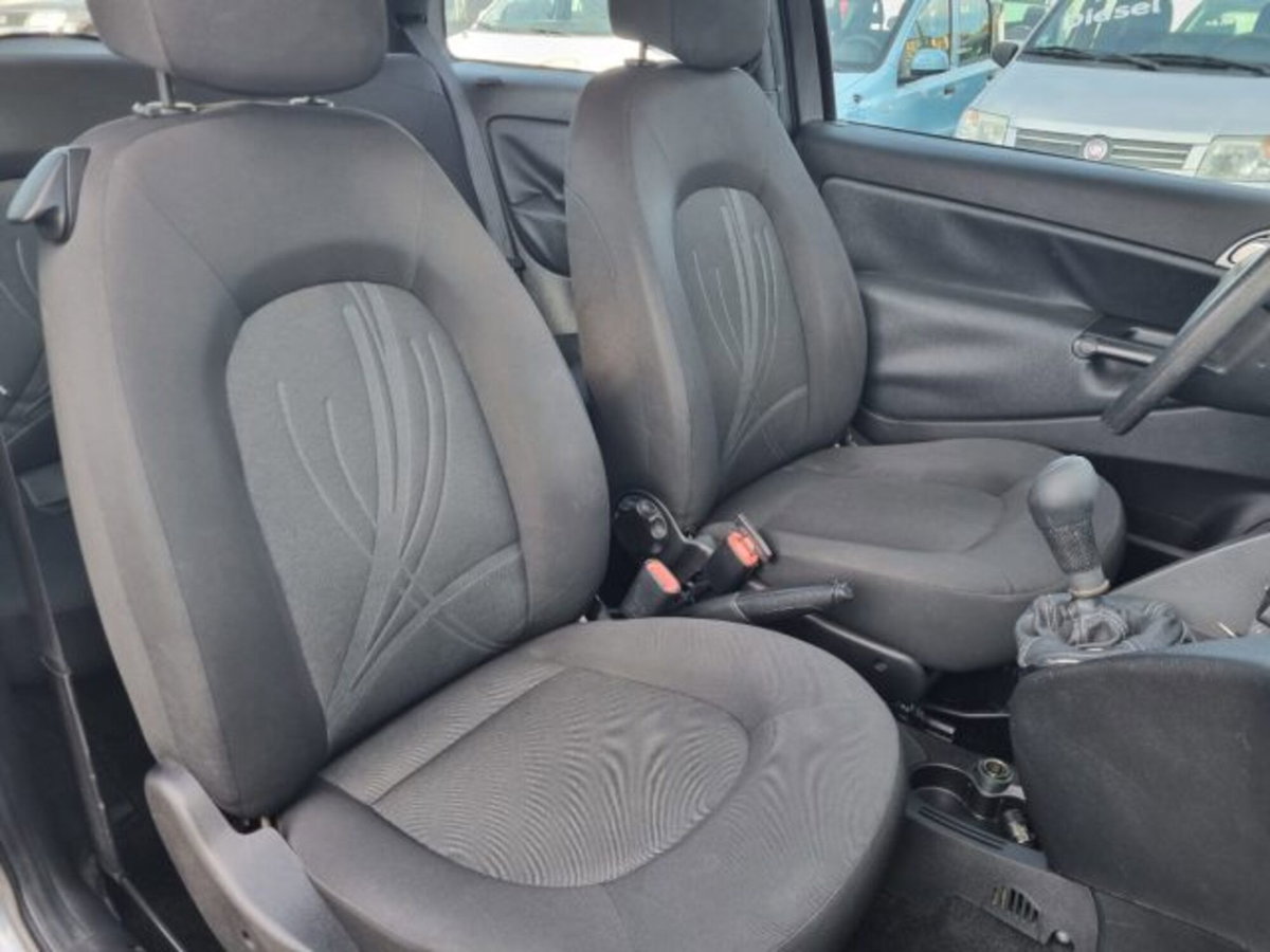 Lancia Ypsilon 1.3 MJT 75 CV Unyca (13)
