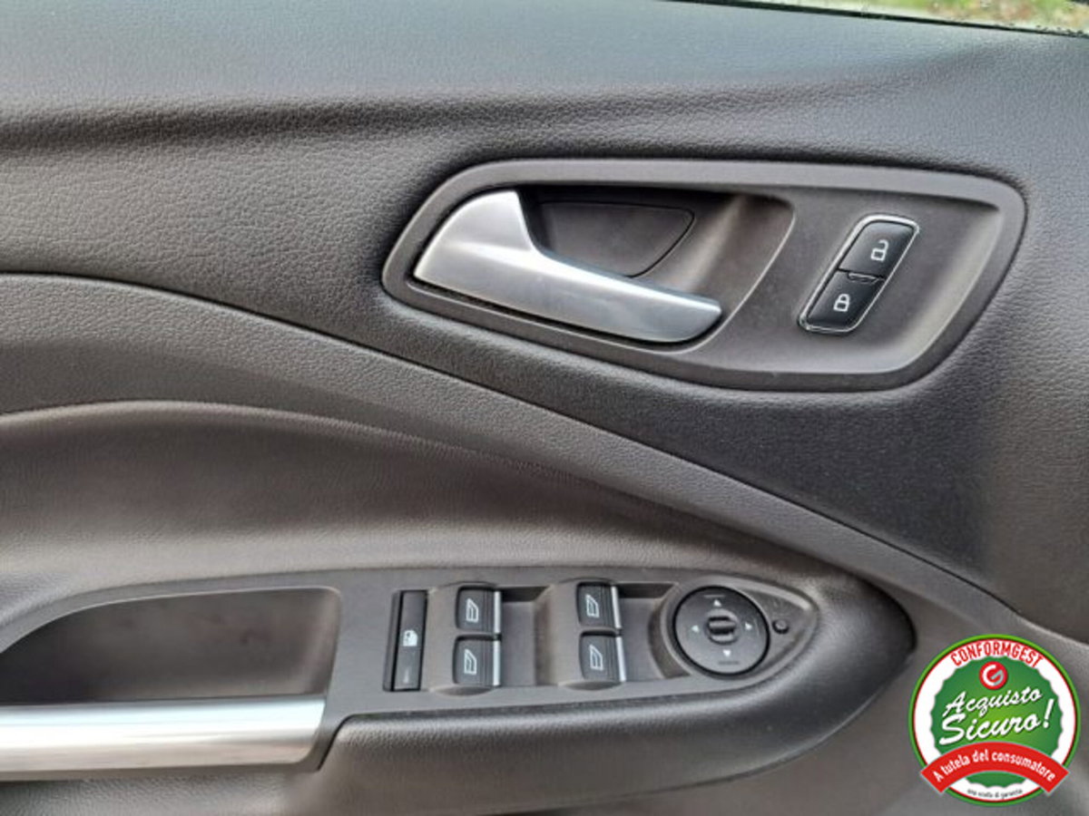 Ford Kuga 2.0 TDCI 150 CV S&S 4WD Powershift Titanium (13)