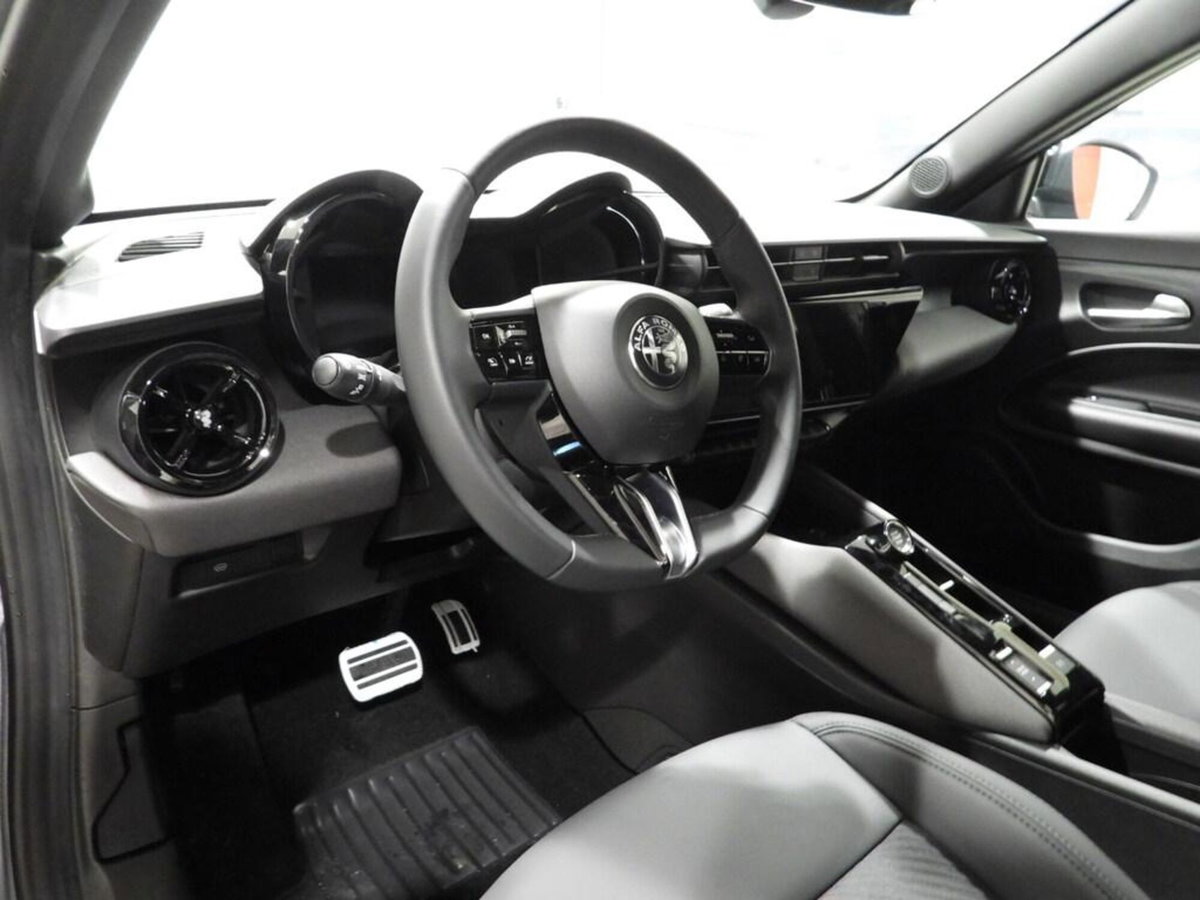 Alfa Romeo Junior 1.2 ibrida Sport Speciale 145cv edct6 (11)