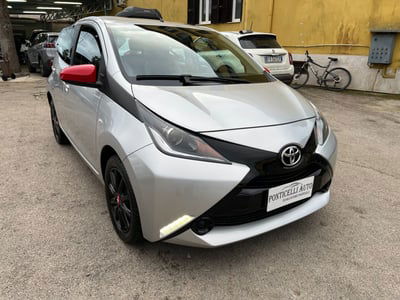 Toyota Aygo 1.0 VVT-i 69 CV 5 porte x-cool MMT  usata