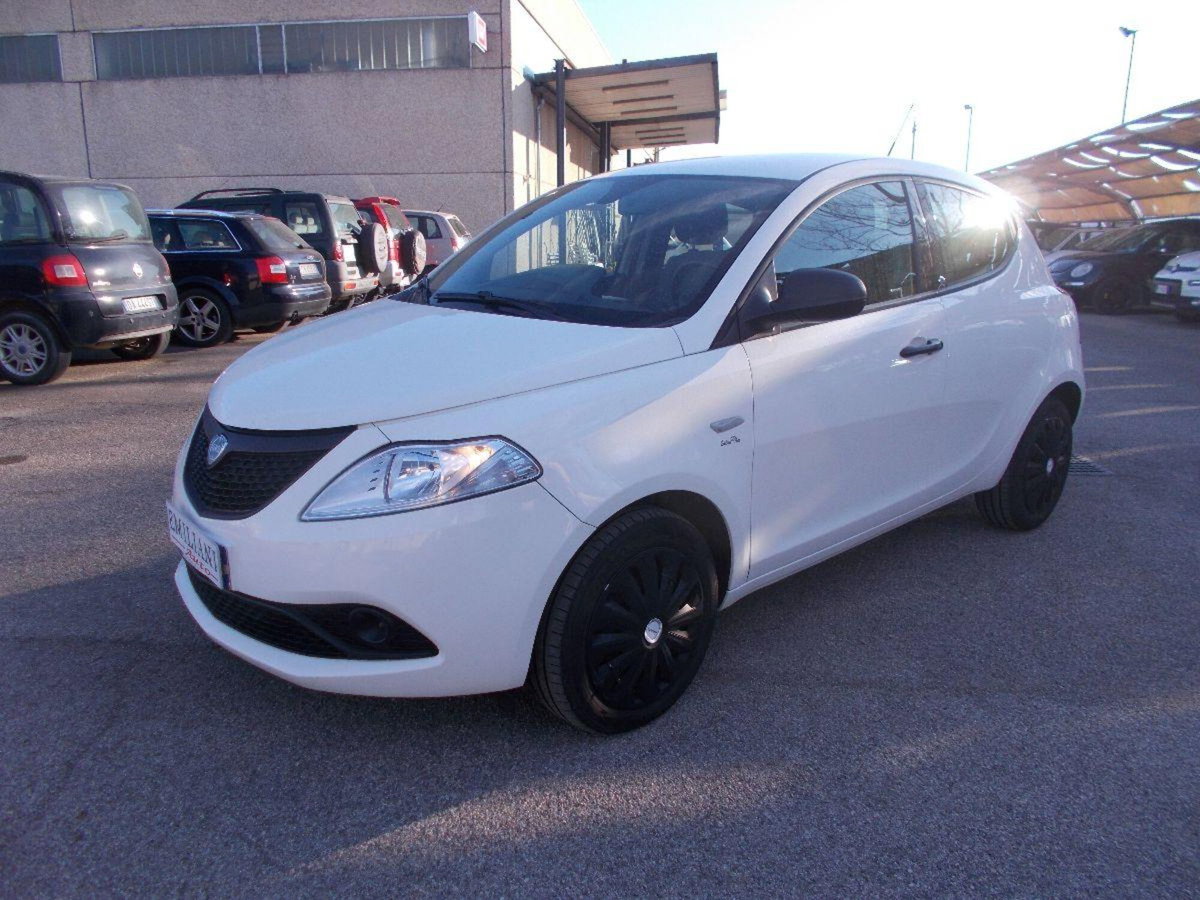 Lancia Ypsilon 1.2 69 CV 5 porte Elefantino Blu (2)