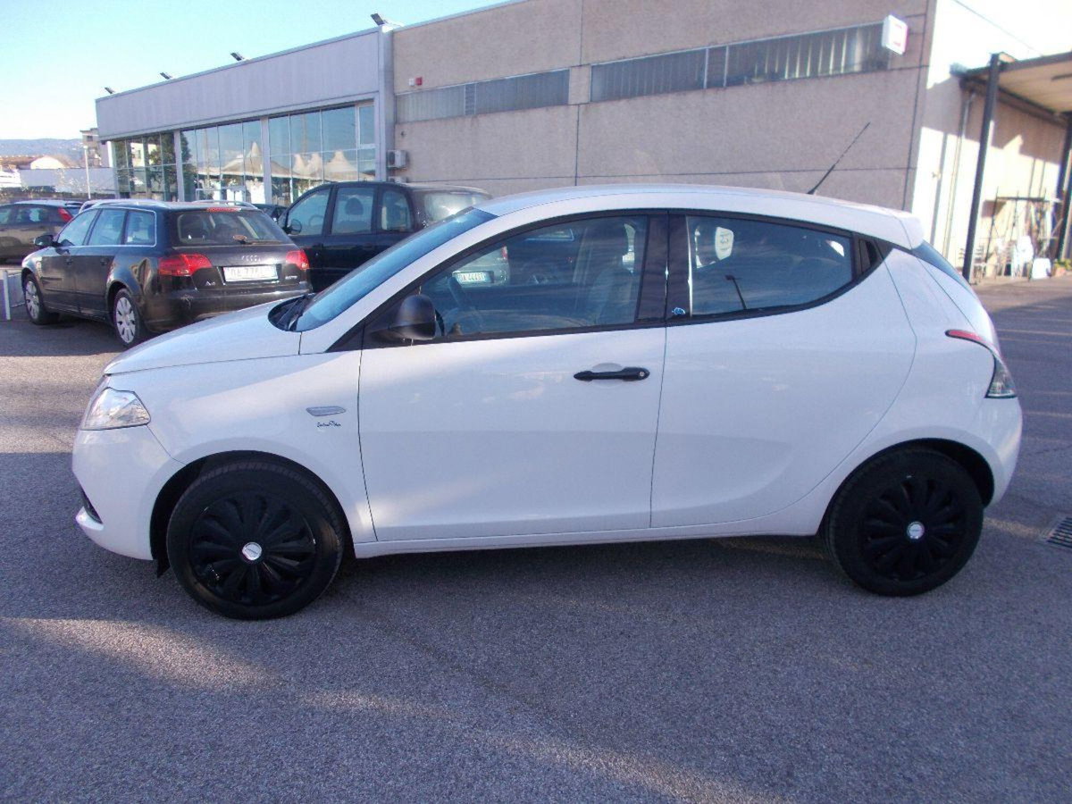 Lancia Ypsilon 1.2 69 CV 5 porte Elefantino Blu (3)
