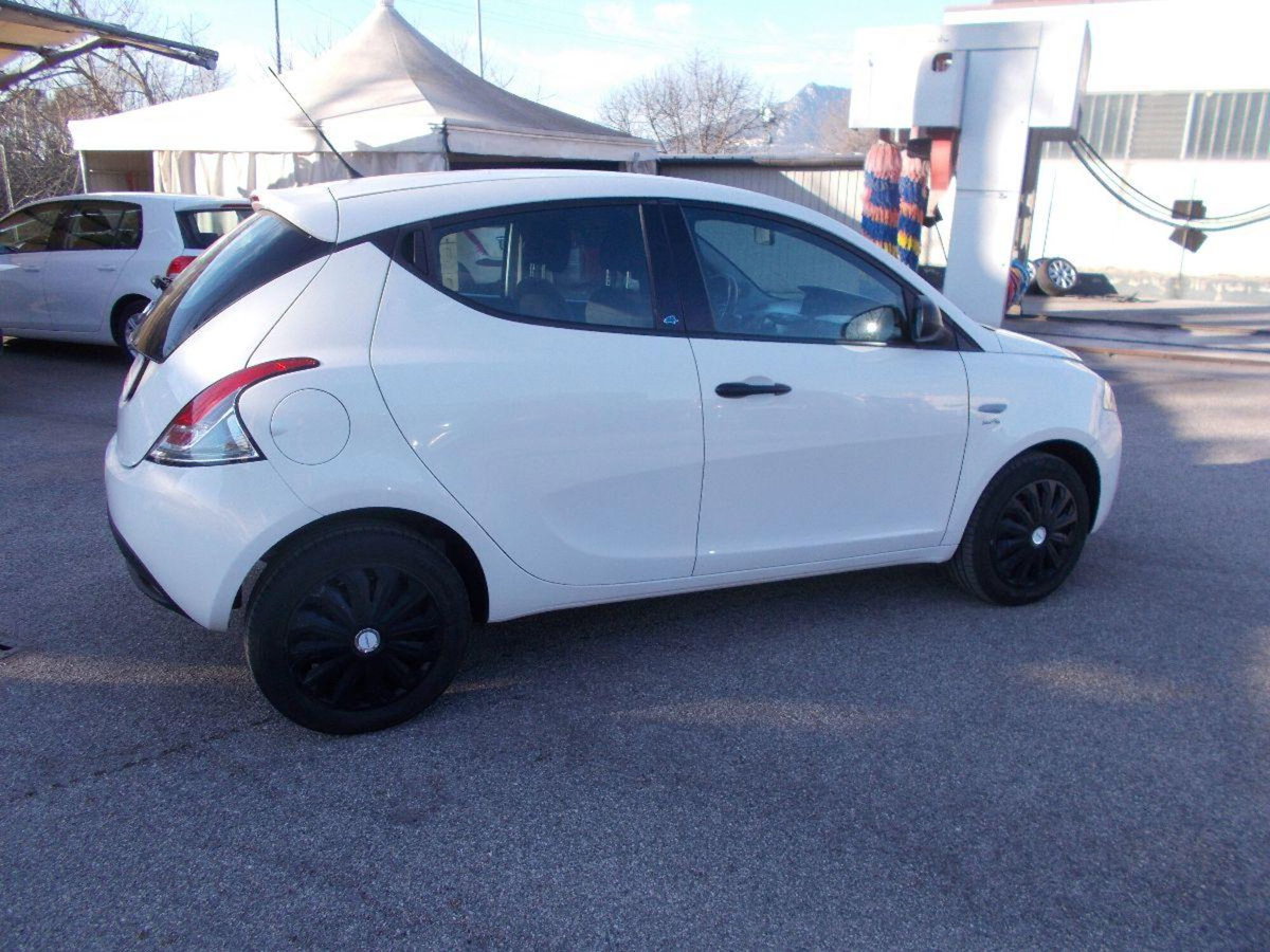 Lancia Ypsilon 1.2 69 CV 5 porte Elefantino Blu (5)