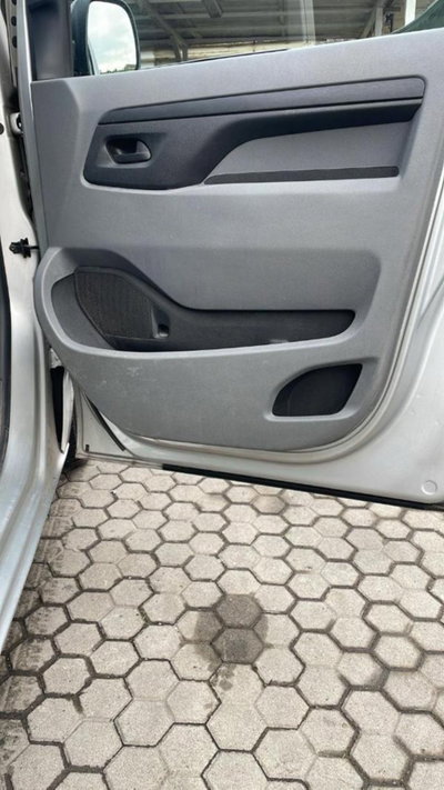 Peugeot Traveller BlueHDi 115 S&S Compact Allure (10)