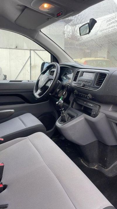 Peugeot Traveller BlueHDi 115 S&S Compact Allure (13)