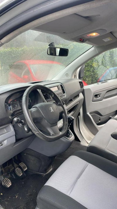 Peugeot Traveller BlueHDi 115 S&S Compact Allure (15)