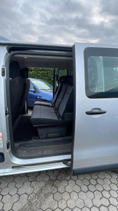 Peugeot Traveller BlueHDi 115 S&S Compact Allure (19)
