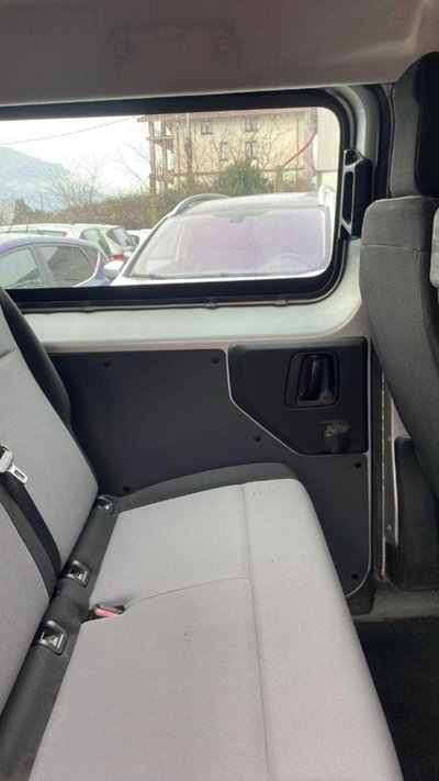 Peugeot Traveller BlueHDi 115 S&S Compact Allure (9)