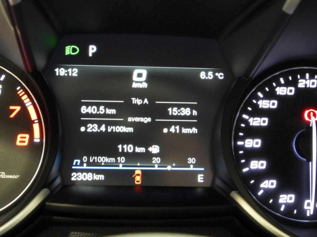 Alfa Romeo Giulia 2.9 T V6 AT8 Quadrifoglio (7)