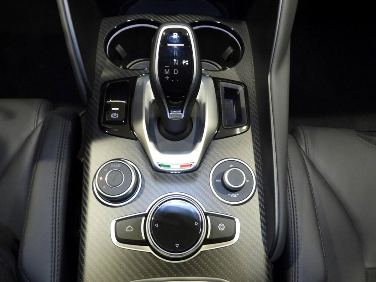 Alfa Romeo Giulia 2.9 T V6 AT8 Quadrifoglio (8)