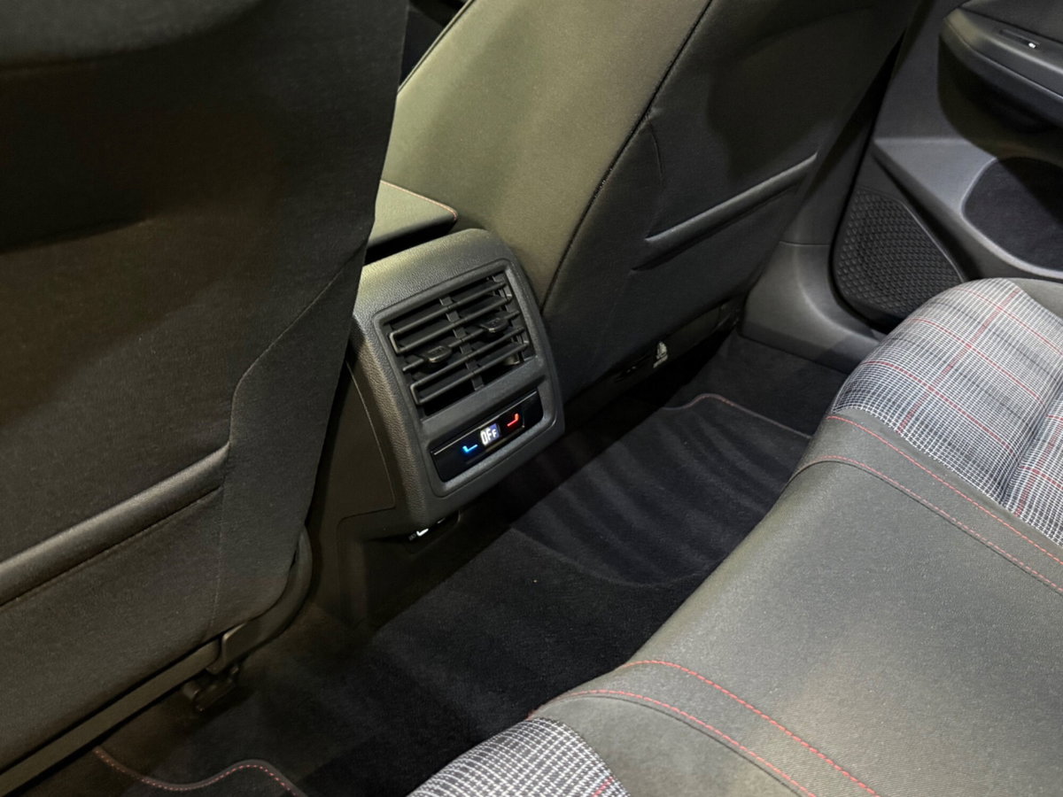 Volkswagen Golf 2.0 TSI GTI DSG (10)