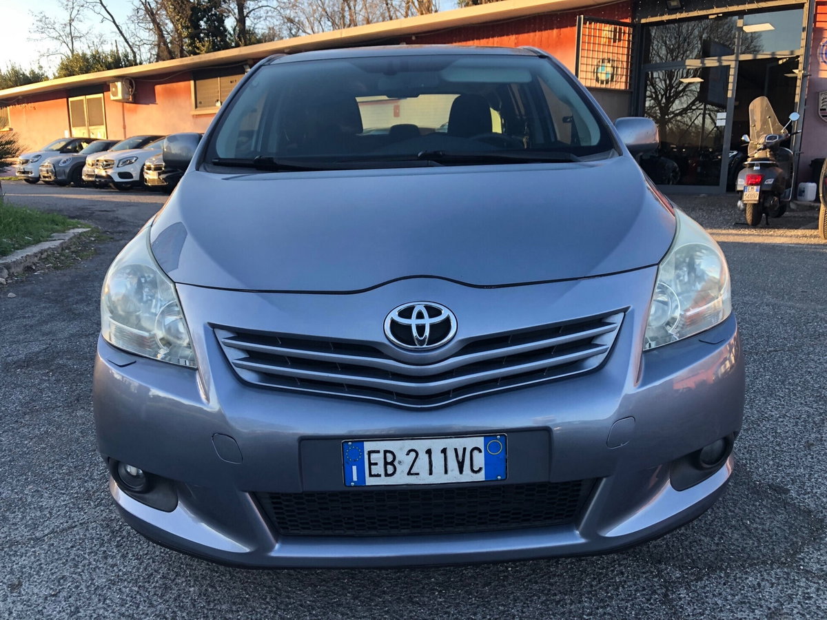 Toyota Verso 2.0 D Sol 7 posti (2)