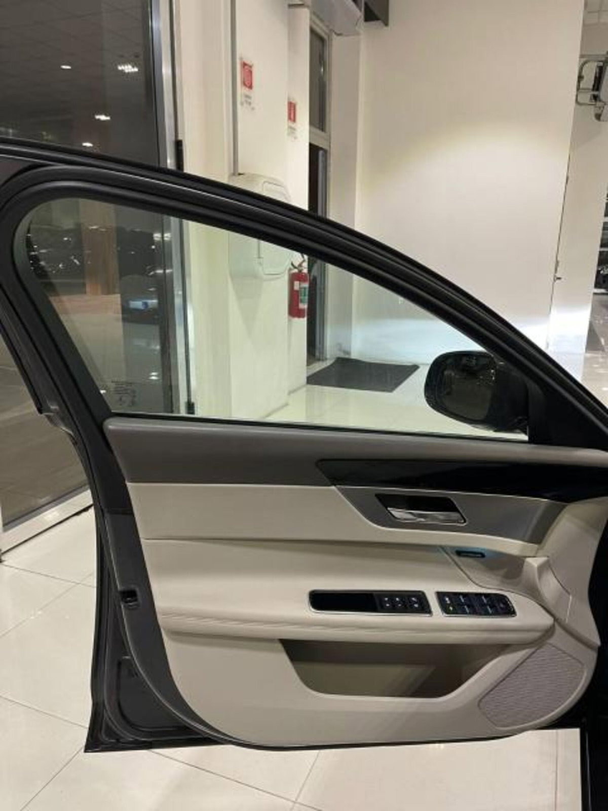 Jaguar XF 2.0 D 180 CV AWD aut. Pure (11)
