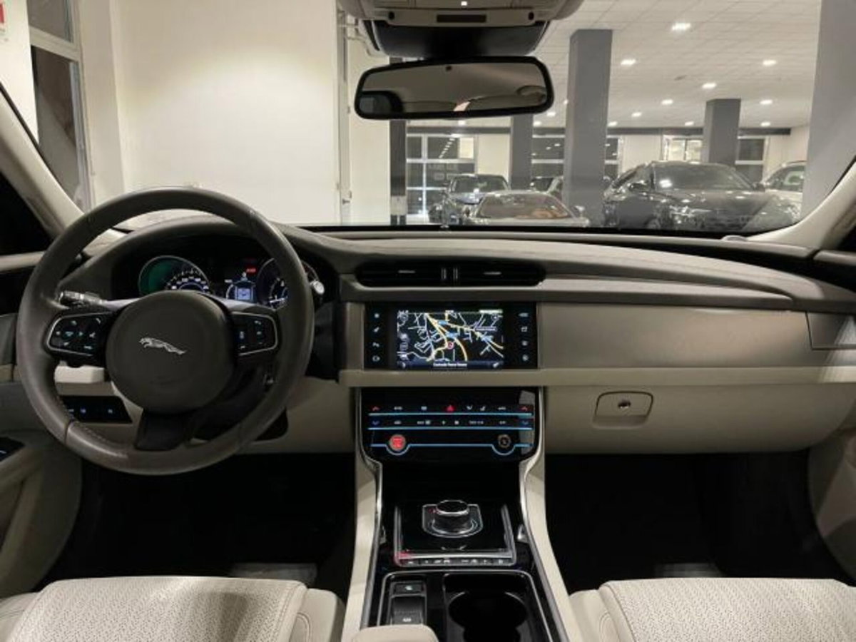 Jaguar XF 2.0 D 180 CV AWD aut. Pure (16)