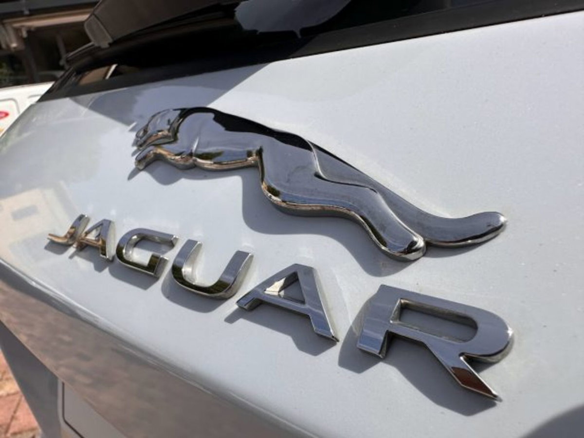 Jaguar F-Pace 2.0 D 180 CV AWD Portfolio (16)