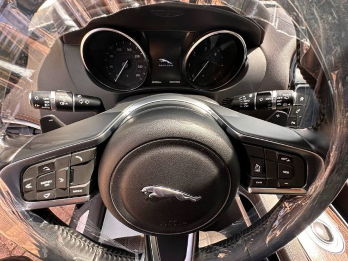 Jaguar F-Pace 2.0 D 180 CV AWD Portfolio (12)