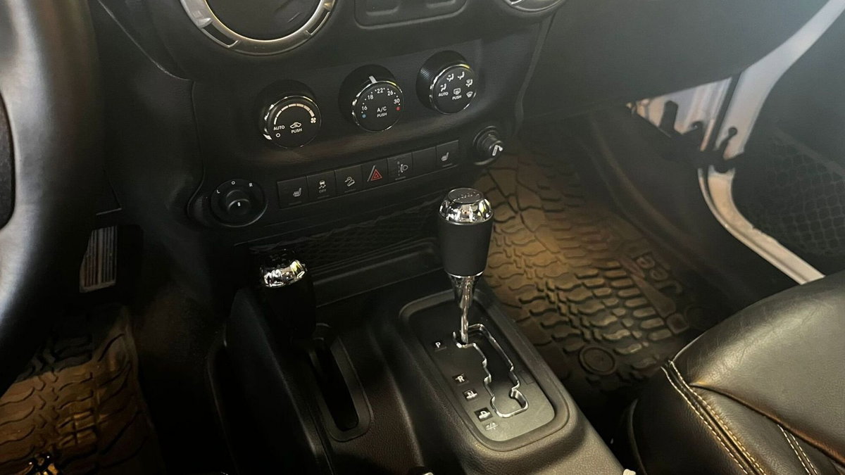Jeep Wrangler 2.8 CRD DPF Sahara Auto (8)