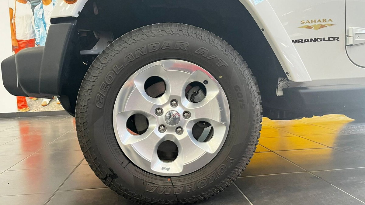 Jeep Wrangler 2.8 CRD DPF Sahara Auto (9)