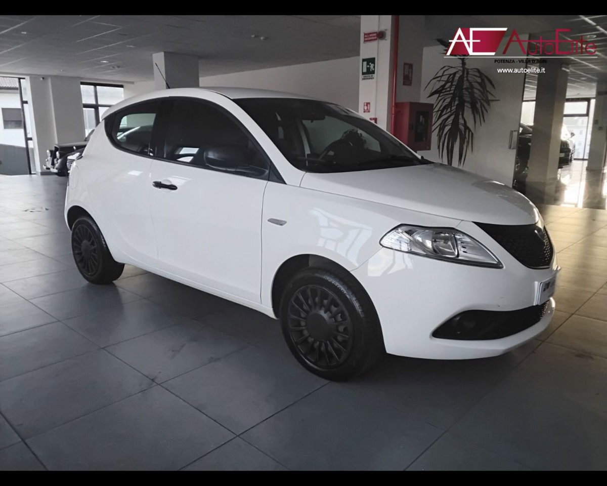 Lancia Ypsilon 1.2 69 CV 5 porte GPL Ecochic Silver (2)