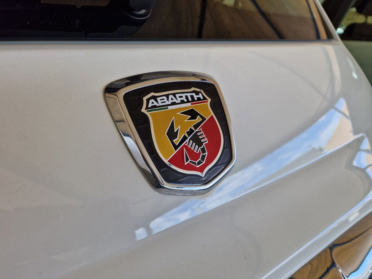Abarth 500 1.4 Turbo T-Jet Custom (4)
