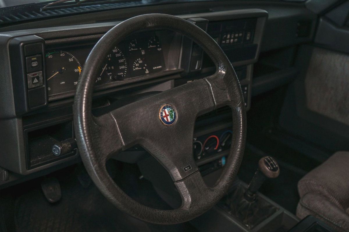 Alfa Romeo 75 2.0 (10)