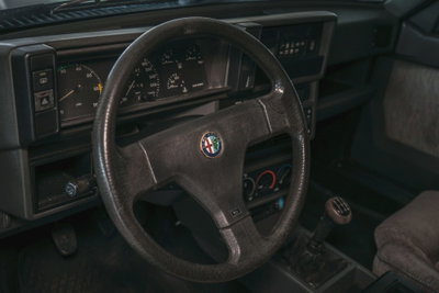 Alfa Romeo 75 2.0 (10)