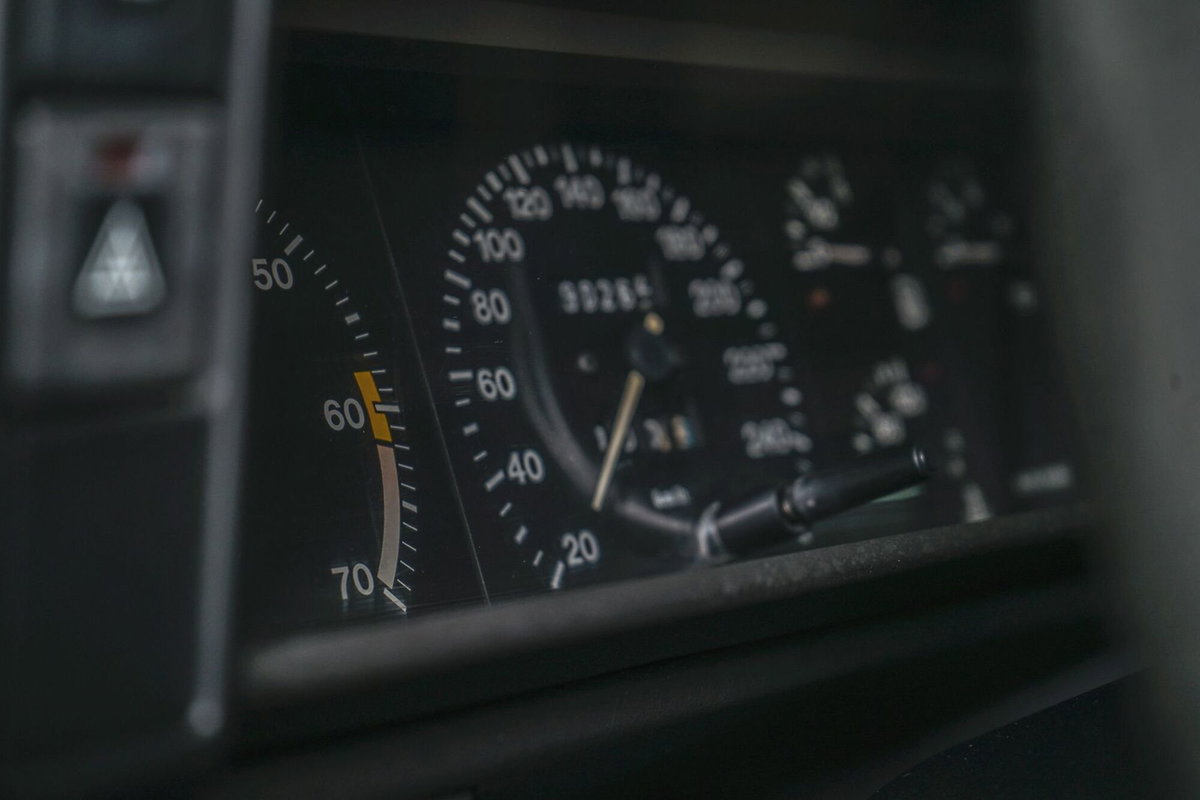 Alfa Romeo 75 2.0 (11)