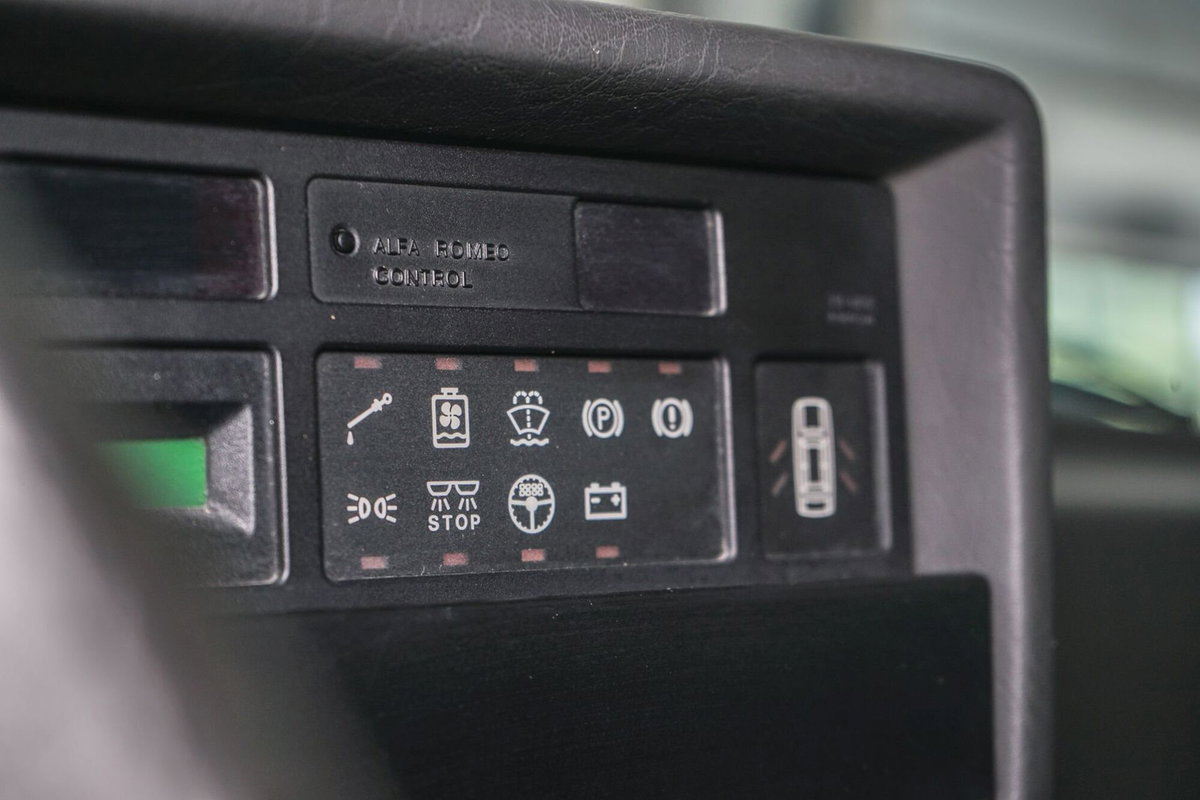 Alfa Romeo 75 2.0 (12)