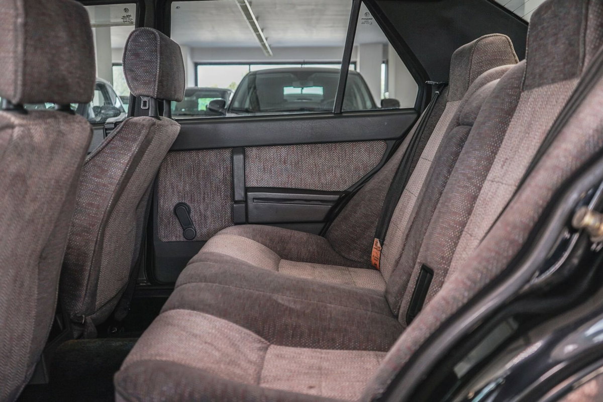 Alfa Romeo 75 2.0 (13)
