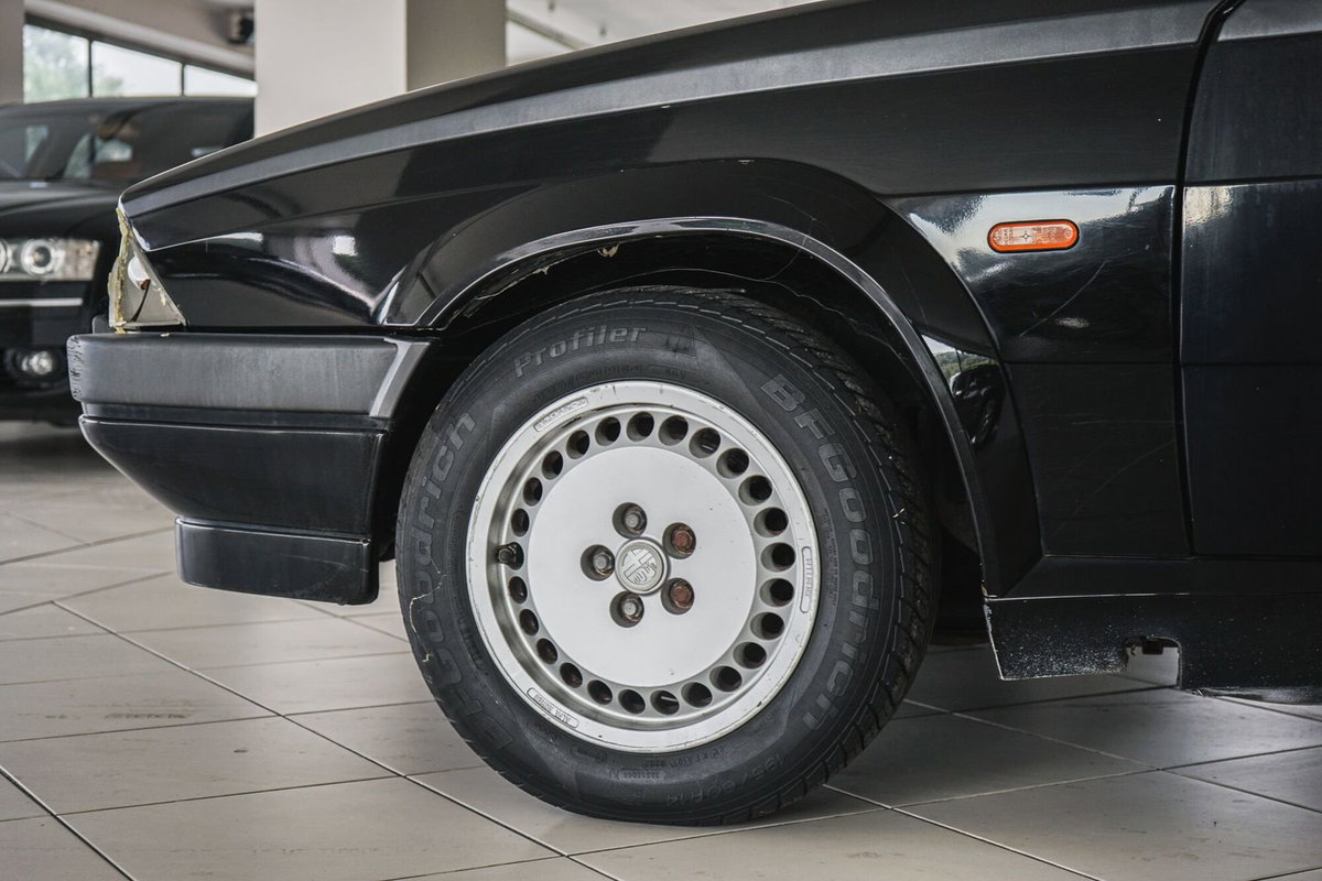 Alfa Romeo 75 2.0 (14)