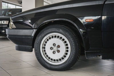 Alfa Romeo 75 2.0 (14)