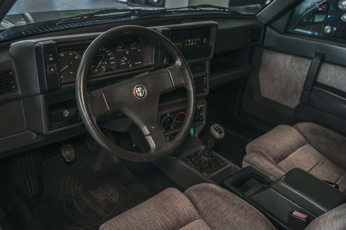 Alfa Romeo 75 2.0 (9)