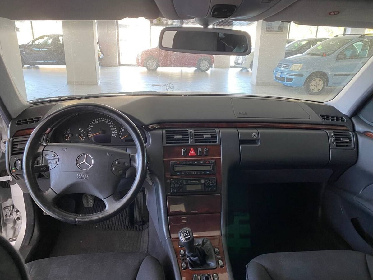 Mercedes-Benz Classe E 200 Kompressor cat Classic (17)