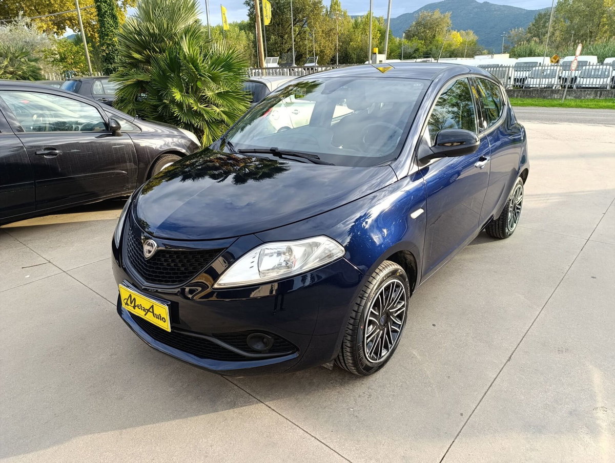Lancia Ypsilon 1.2 69 CV 5 porte GPL Ecochic Gold (2)