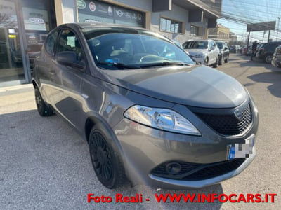 Lancia Ypsilon 1.0 FireFly 5 porte S&S Hybrid Ecochic Silver usata