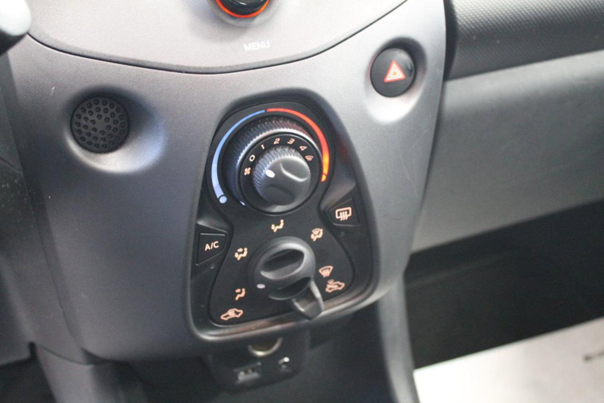 Toyota Aygo Connect 1.0 VVT-i 72 CV 5 porte x-play (11)