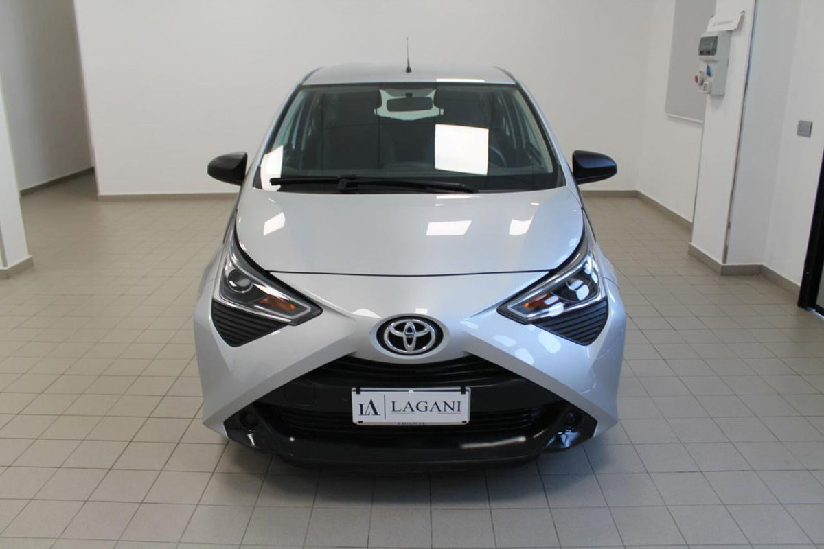 Toyota Aygo Connect 1.0 VVT-i 72 CV 5 porte x-play (2)