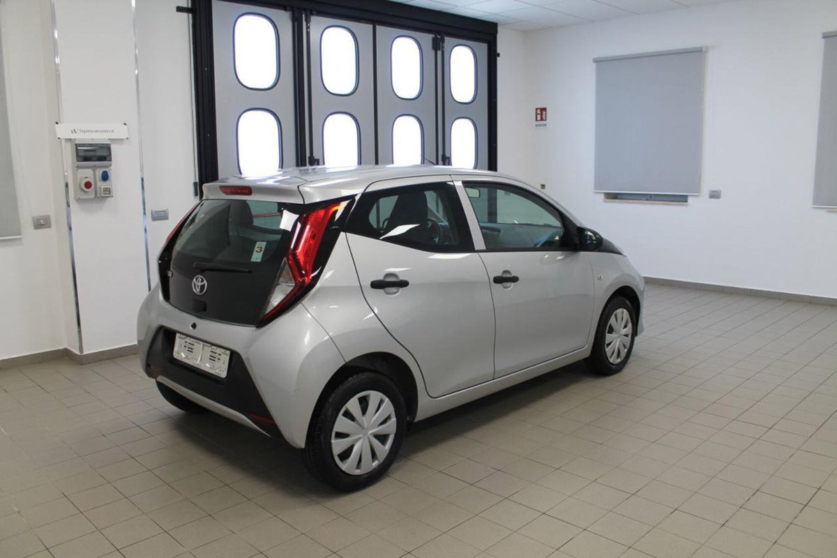 Toyota Aygo Connect 1.0 VVT-i 72 CV 5 porte x-play (4)