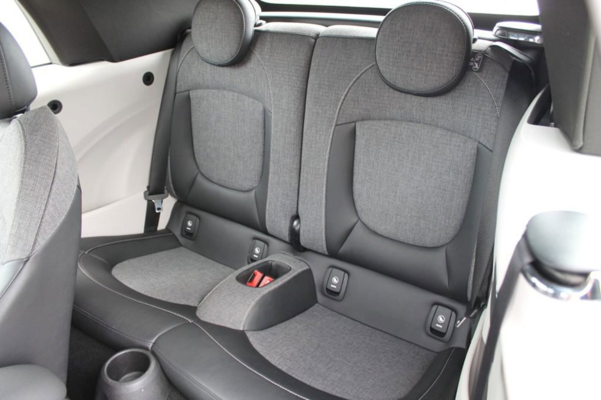 MINI Mini Cabrio 1.5 Cooper D Cabrio (15)