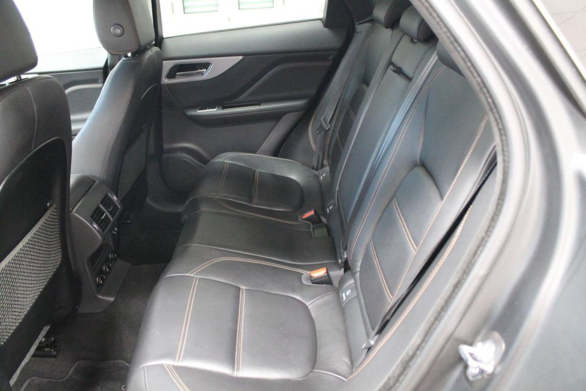 Jaguar F-Pace 2.0 D 180 CV AWD aut. Prestige (9)