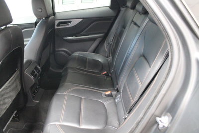 Jaguar F-Pace 2.0 D 180 CV AWD aut. Prestige (9)
