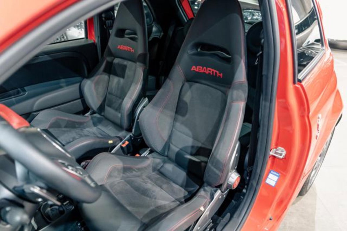 Abarth 695 695 1.4 Turbo T-Jet 180 CV Tributo 131 Rally (11)