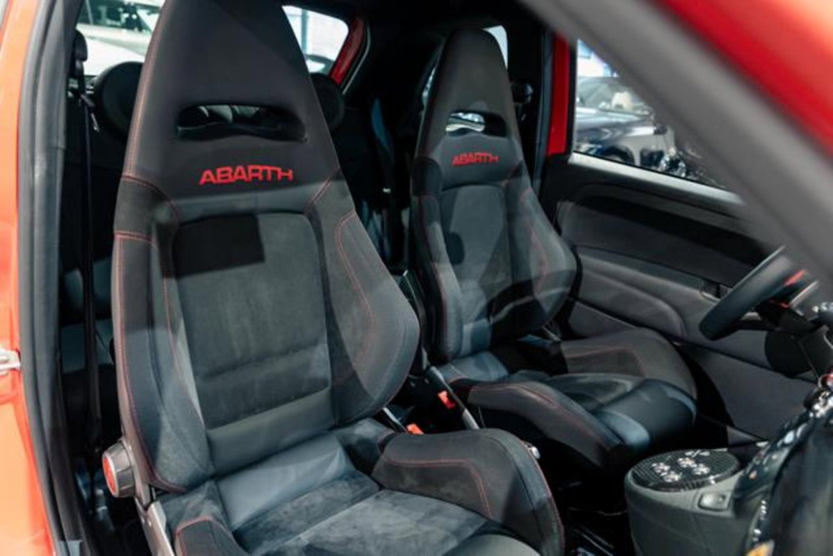 Abarth 695 695 1.4 Turbo T-Jet 180 CV Tributo 131 Rally (17)