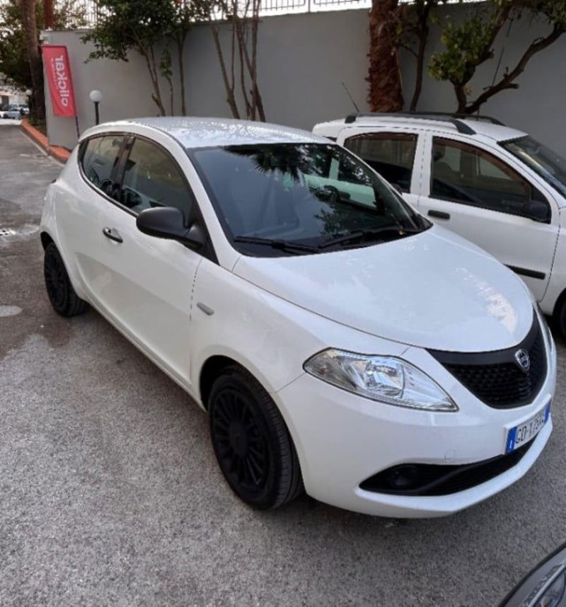Lancia Ypsilon 1.0 FireFly 5 porte S&S Hybrid Ecochic Silver
