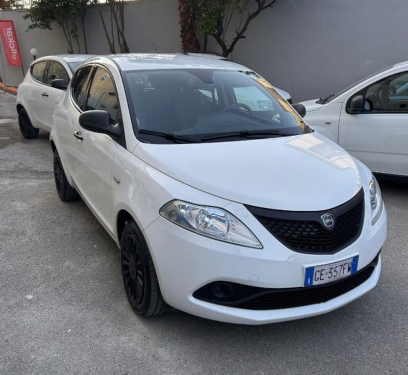 Lancia Ypsilon 1.0 FireFly 5 porte S&S Hybrid Ecochic Silver