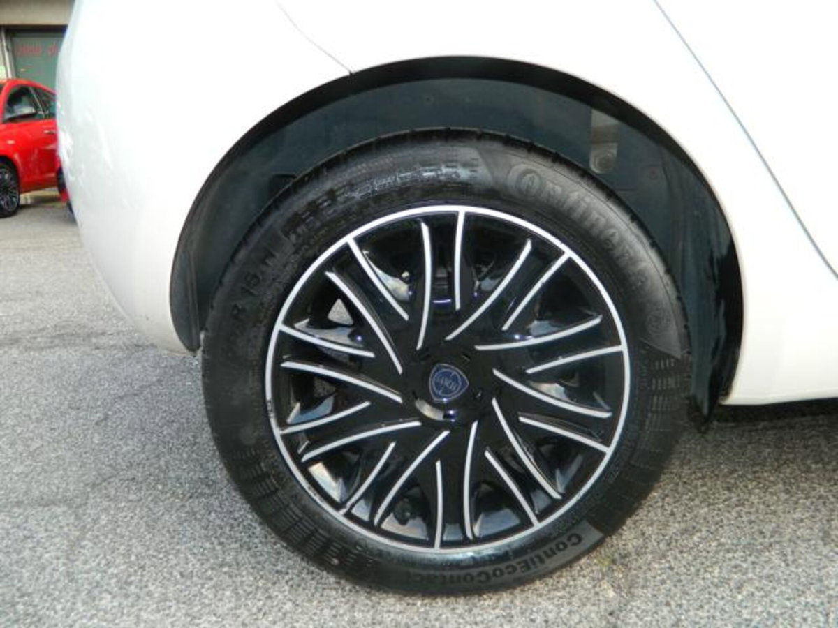 Lancia Ypsilon 1.2 69 CV 5 porte Gold (10)