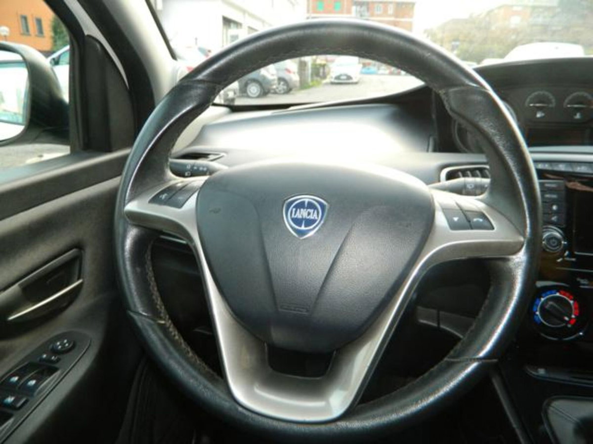 Lancia Ypsilon 1.2 69 CV 5 porte Gold (12)