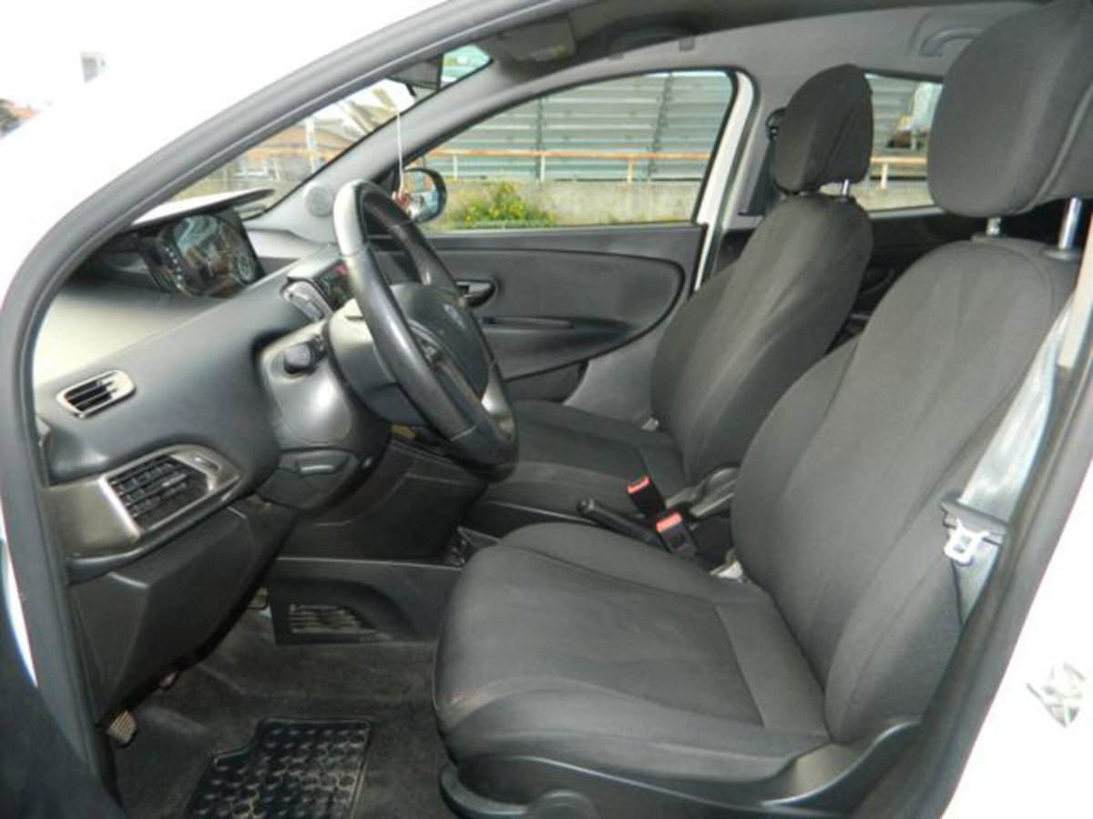 Lancia Ypsilon 1.2 69 CV 5 porte Gold (14)