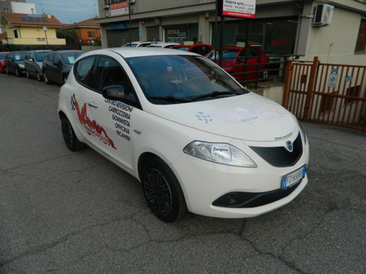 Lancia Ypsilon 1.2 69 CV 5 porte Gold (3)